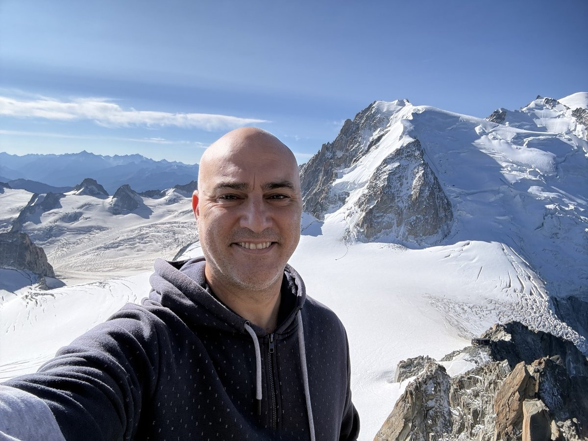Leonardo Jiménez en un paisaje de montaña, con sudadera oscura