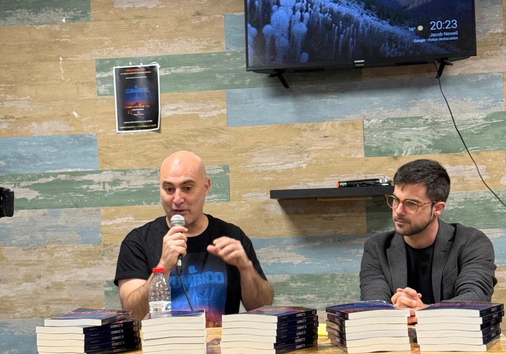 Leonardo Jiménez conversa con el público durante una presentación literaria